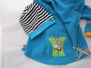 Fleecejacke mit Zacky und passender Beaniemütze hinten