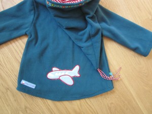 Fleecejacke mit Flugzeug hinten
