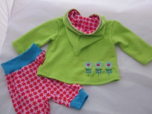 Babyset aus Sweater und Mitwachshose
