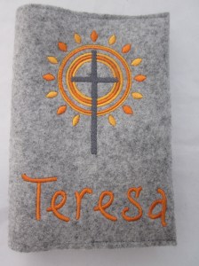 Kreuz 3 orange auf hellem Filz