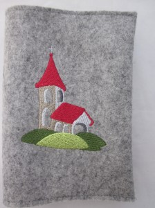Kirche auf hellem Filz
