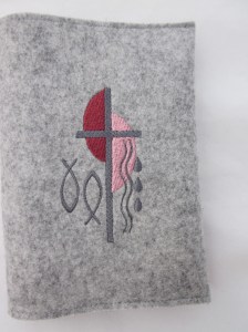 Kreuz 2 rot-rosa auf hellem Filz