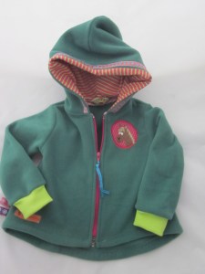 Fleecejacke flaschengrün mit Ringelkapuze und Pfederbutton