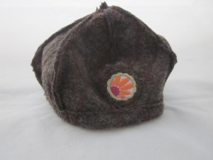 Mütze braun meliert mit Blumenbutton