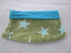 Halssocke grün mit türkisen Sternen