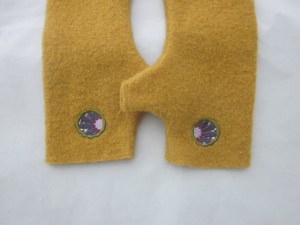 Stulpen curry mit Blumenbutton