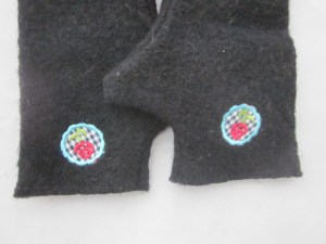 Stulpen schwarz mit Rosenbutton