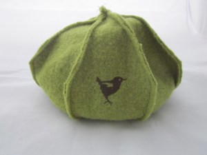 Walkmütze grün mit Vogel