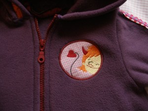Fleecejacke mit Teufelchenbutton vorne