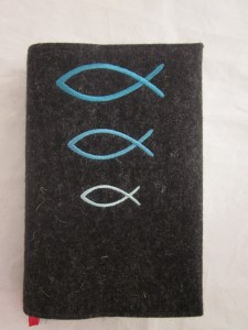 3 Fische türkis auf dunklem Filz