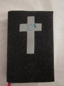 Kreuz 1 auf dunklem Filz