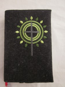 Kreuz 3 grün auf dunklem Filz