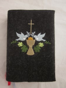 Kelch auf dunklem Filz