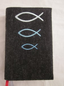 3 Fische blau auf dunklem Filz