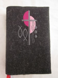 Kreuz 2 pink-rosa auf dunklem Filz