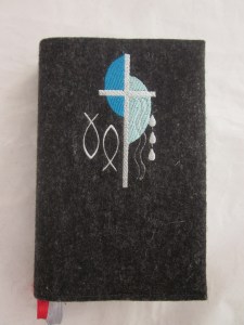 Kreuz 2 türkis auf dunklem Filz