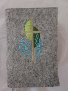 Kreuz 2 grün-türkis auf hellem Filz