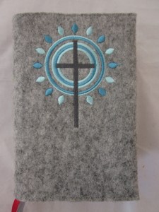 Kreuz 3 türkis auf hellem Filz