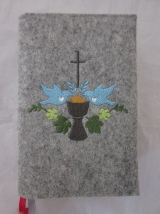 Kelch auf hellem Filz