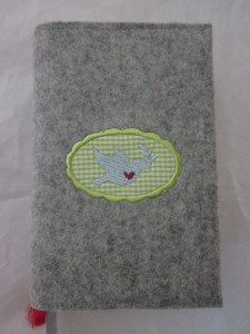 Taubenbutton grün auf hellem Filz