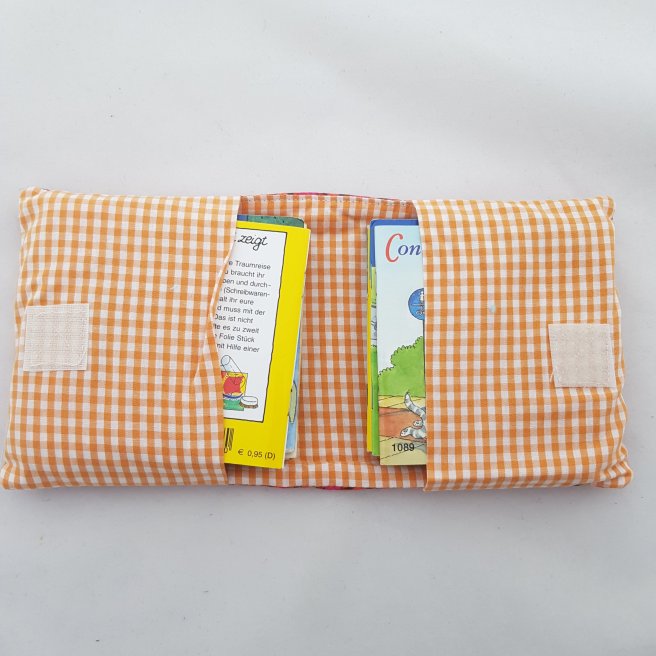 Geschlossen wird es mit Klett oder Gummiband